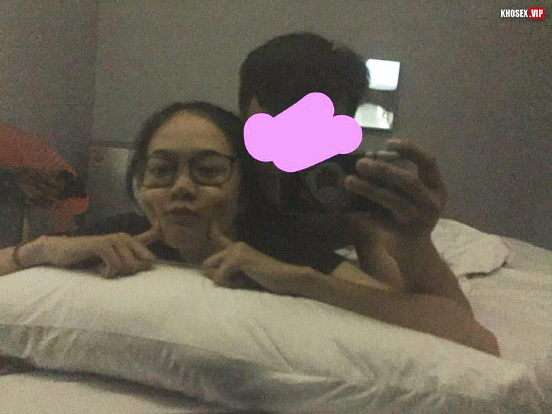 Lộ clip sex em học sinh đeo kính mặc áo dài địt với bạn trai (Full Clip + Pic) - Hình 12