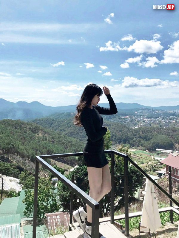 Em gái xăm trổ chân dài có cái lồn múp hạt le to (Full Clip + Pic) - Hình 01