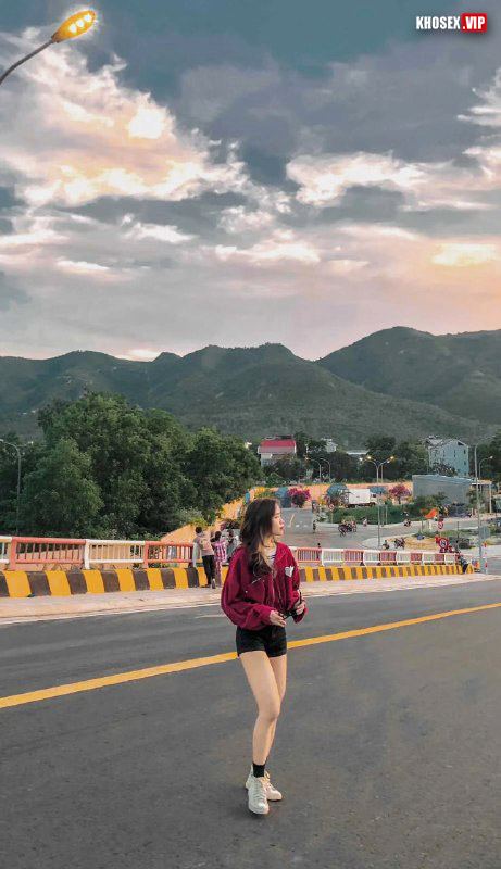 Em gái xăm trổ chân dài có cái lồn múp hạt le to (Full Clip + Pic) - Hình 02