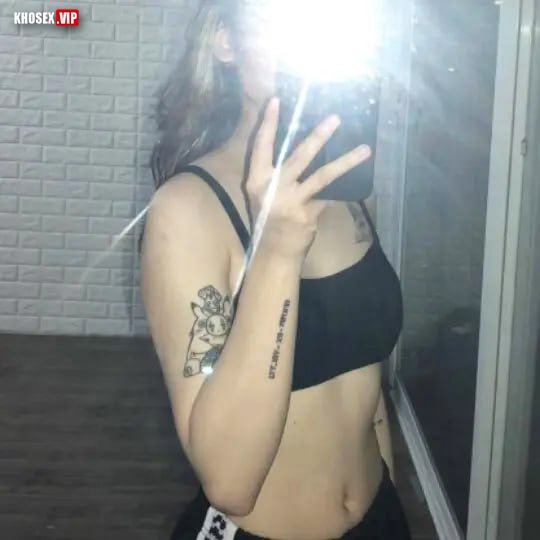 Em gái xăm trổ chân dài có cái lồn múp hạt le to (Full Clip + Pic) - Hình 15
